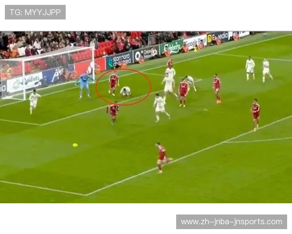 英超球员裆部撞门柱的尴尬瞬间合集